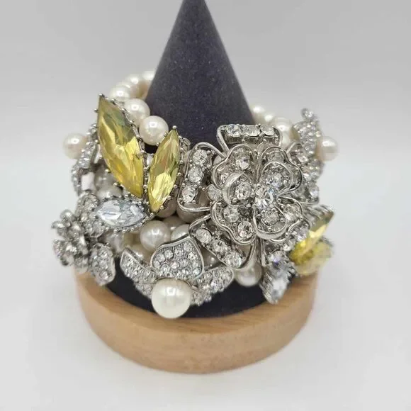 Betsey Johnson Stunning Clear Crystal Flower Pearl Bracelet NWOT! - Picture 13 of 14